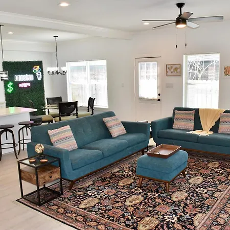 4-Bed Home, Prime Houston Location